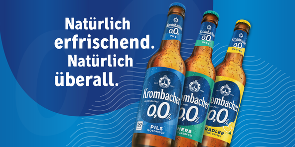 Krombacher 00 Sorten in 0,33l Flaschen vor blauem Hintergrund mit Text 'Natürlich erfrischend. Natürlich überall.'