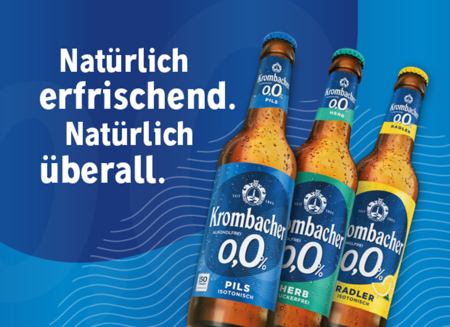 Krombacher 00 Sorten in 0,33l Flaschen vor blauem Hintergrund mit Text 'Natürlich erfrischend. Natürlich überall.'