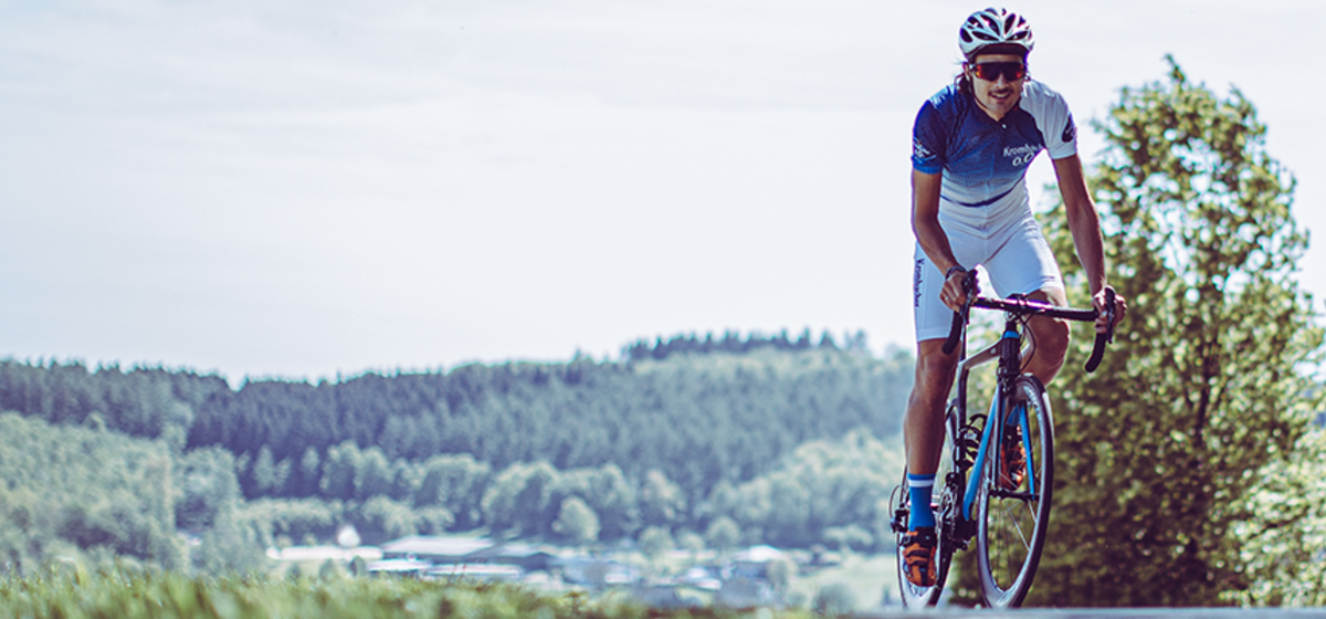 Ein Fahrradfahrer fährt durch Umgebung.